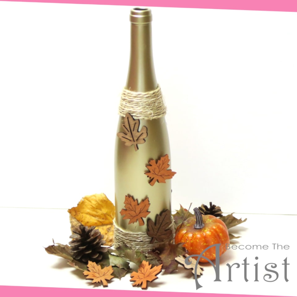 déco d'automne, bouteille peinte endoré et avec des objets en bois collés dessus