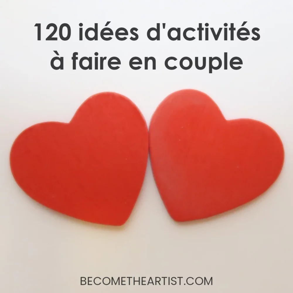 Décoration de deux cœurs en bois posés sur une table, illustrant les activités à faire en couple à la maison et activité en amoureux